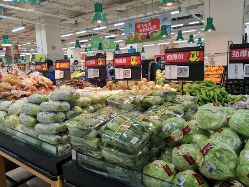 在商业街的尽头，有一家小小的日用百货店，它见证了无数家庭的成长与变迁。